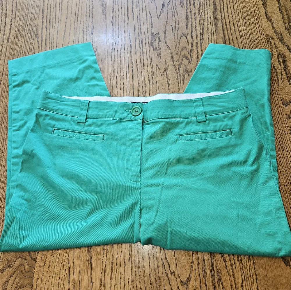 Counterparts 16 petite green capris. - Picture 3 of 9